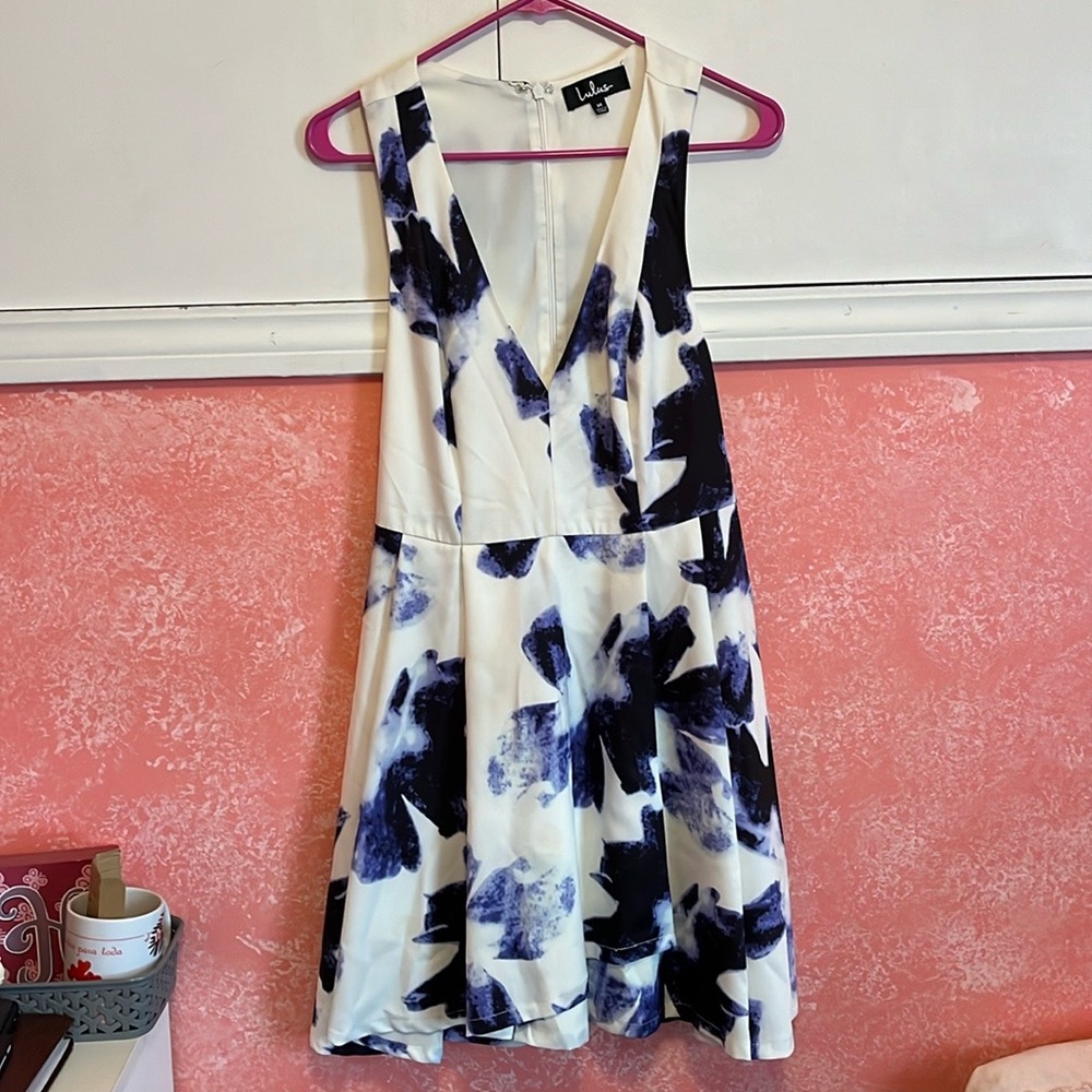 Lulu’s super cute and elegant tea cup like dress